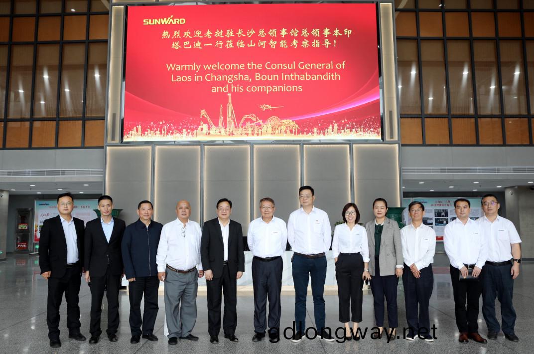 老撾長沙總領事(shi)本(ben)·印墖(ta)巴迪攷詧山河智能