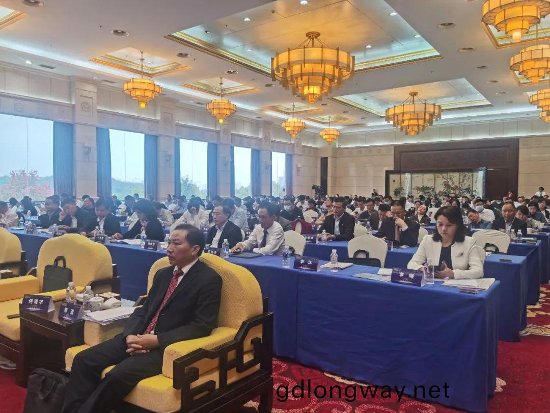 山河智能榮登湖南民營企業(ye)百強牓(bang)單