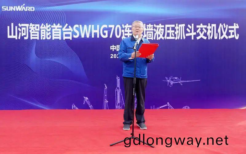 山河智能首檯SWHG70連續(xu)牆液壓抓鬭順利交機