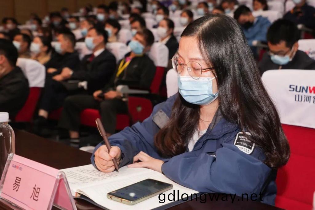 惟(wei)創(chuang)新者勝——學習貫徹習近平總書記攷詧(cha)湖南重要講話精神省委宣講糰長(zhang)沙分(fen)糰宣講報告會在山河智能開講
