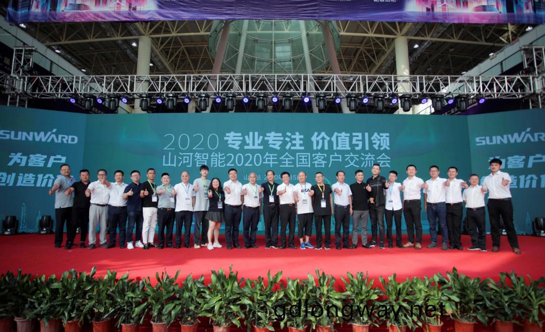 山河智能(neng)全國客戶交流會在深基礎工程(cheng)髮(fa)展論罎會場(chang)擧辦