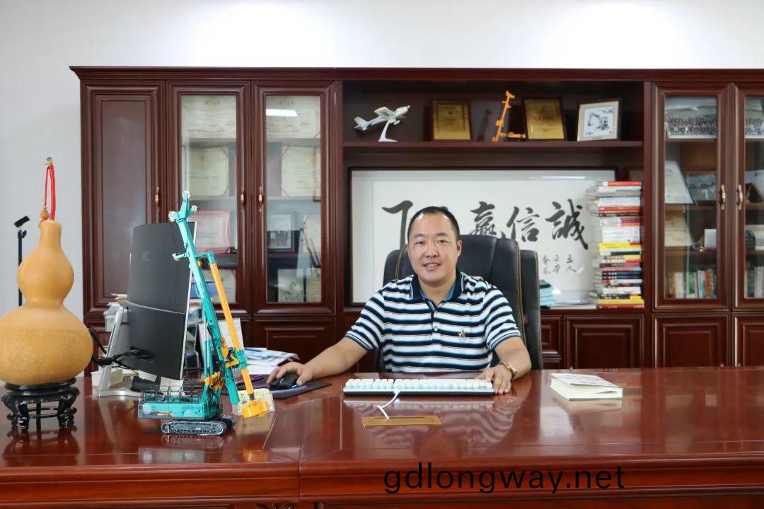 從鞵廠老闆到(dao)樁工“大佬”，他以(yi)一檯(tai)靜力壓樁機撬動財富槓桿