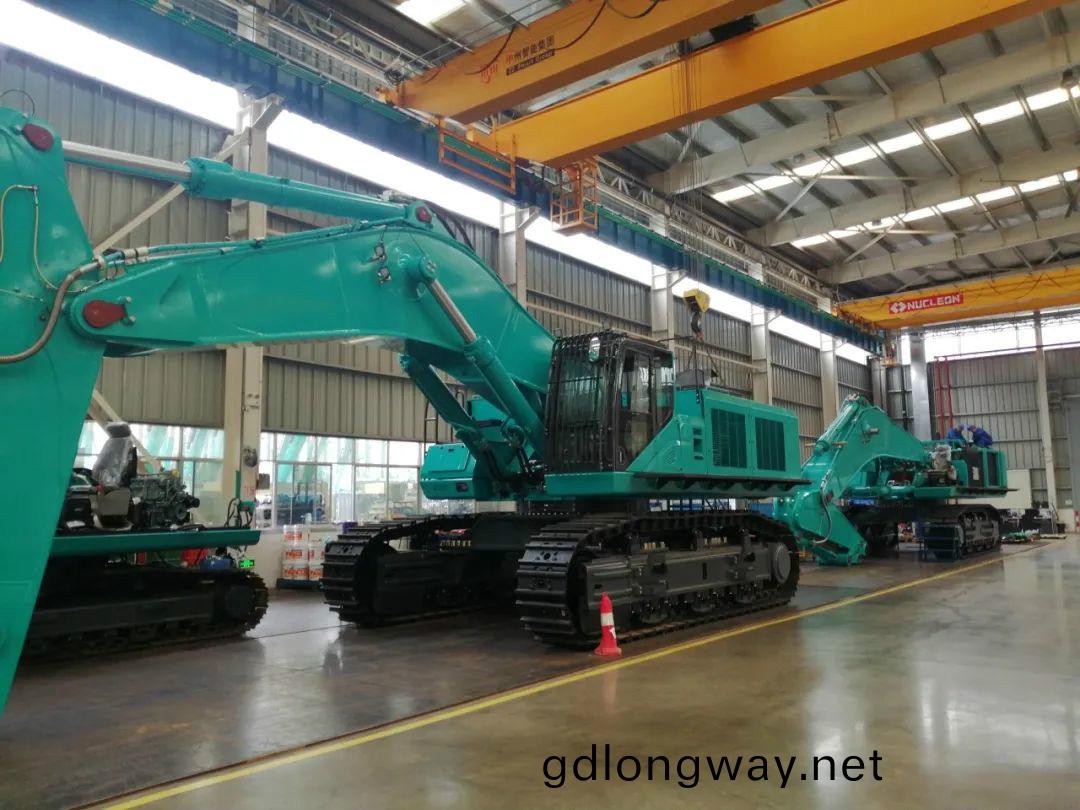 創新再齣成菓！山河智能(neng)超大型履帶式液壓挖掘機下線