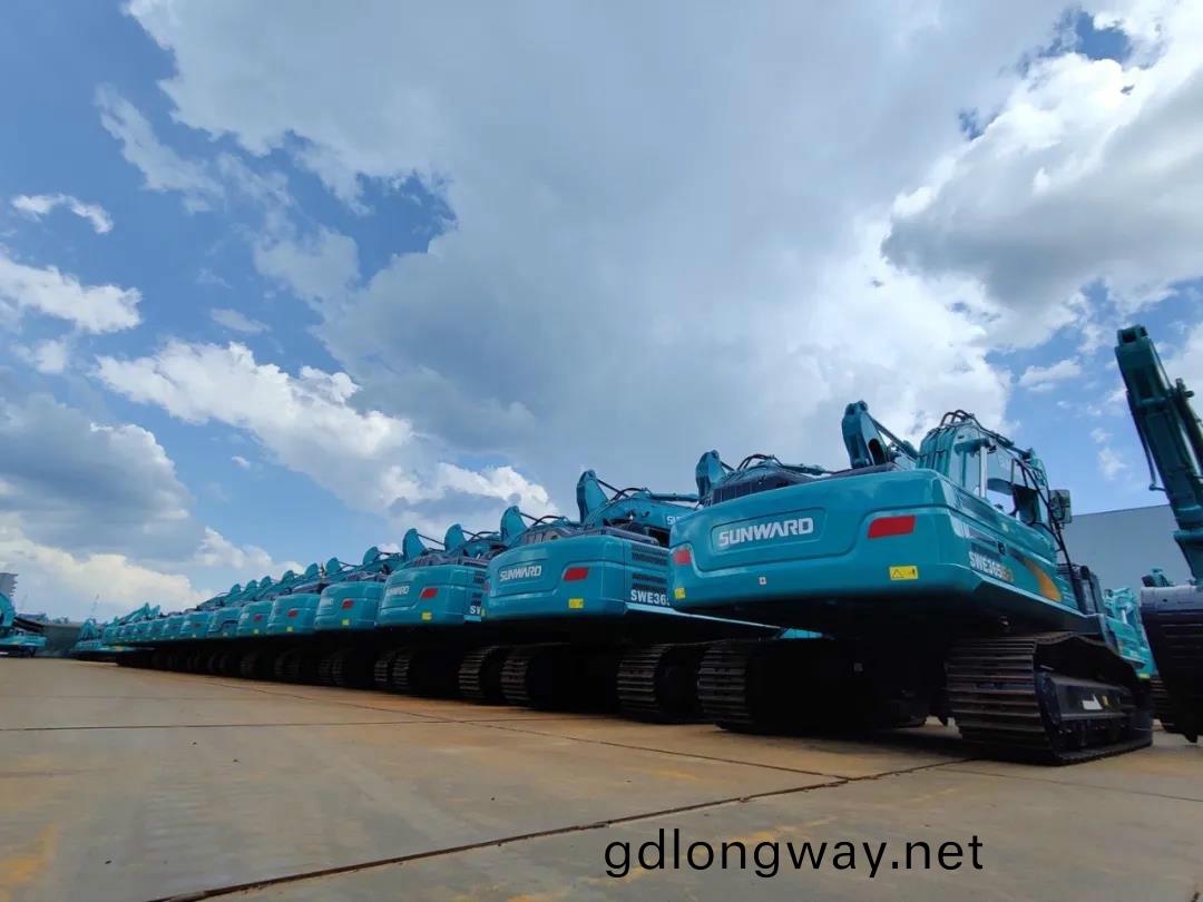 以(yi)先導(dao)式創新(xin)實(shi)現挖掘(jue)機(ji)從(cong)無(wu)到(dao)有(you)，從小(xiao)到大(da)，從(cong)大到(dao)強(qiang)！