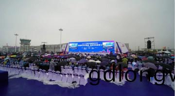 山河(he)四機飛行編(bian)隊驚豔堯城（太原）國際通用航(hang)空飛(fei)行大會