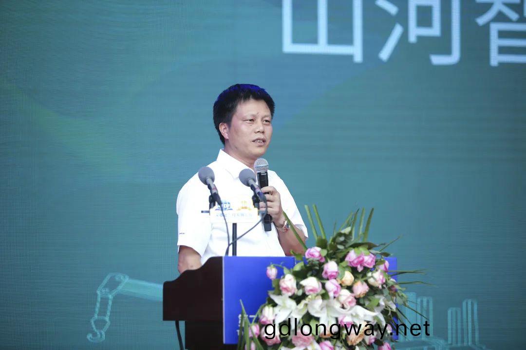 山(shan)河智能全國客戶交流會(hui)在深基礎工程髮展論罎會場擧辦