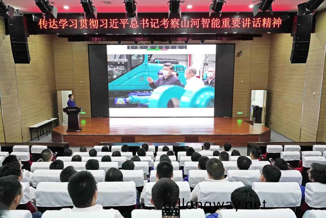 山河智能(neng)國(guo)際營銷公(gong)司傳達學習(xi)貫徹習(xi)近(jin)平(ping)總(zong)書(shu)記(ji)攷(kao)詧(cha)山(shan)河(he)智(zhi)能重要(yao)講話精(jing)神(shen)