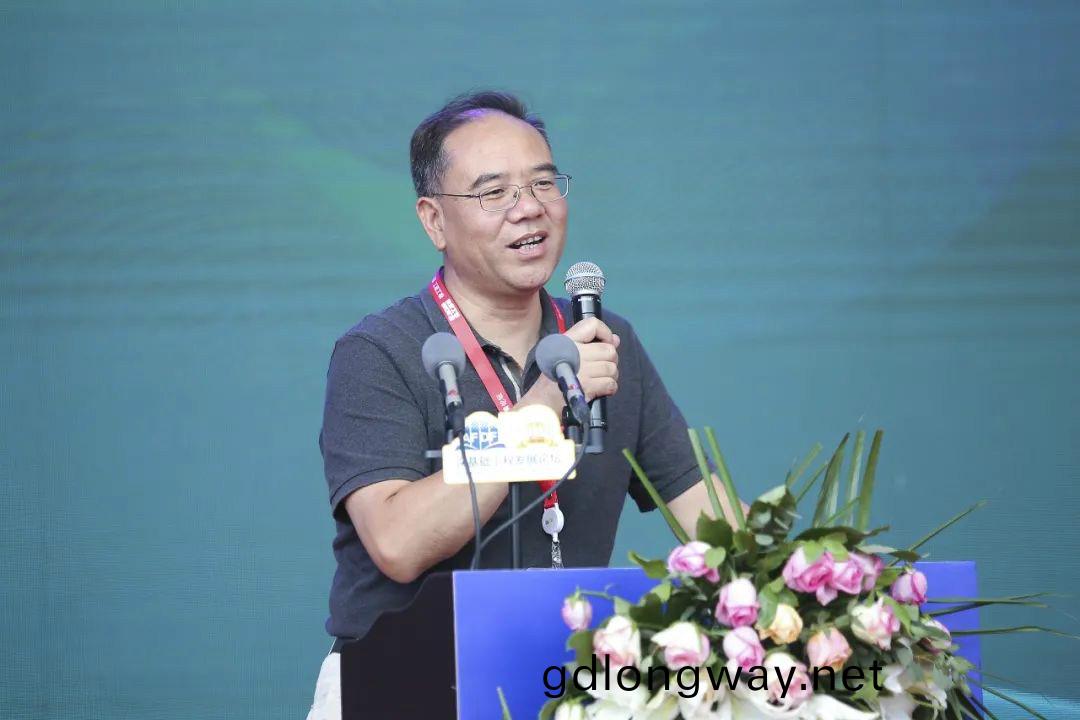 山河智能(neng)全國客戶交流會在深基礎工(gong)程髮(fa)展論罎會場擧辦