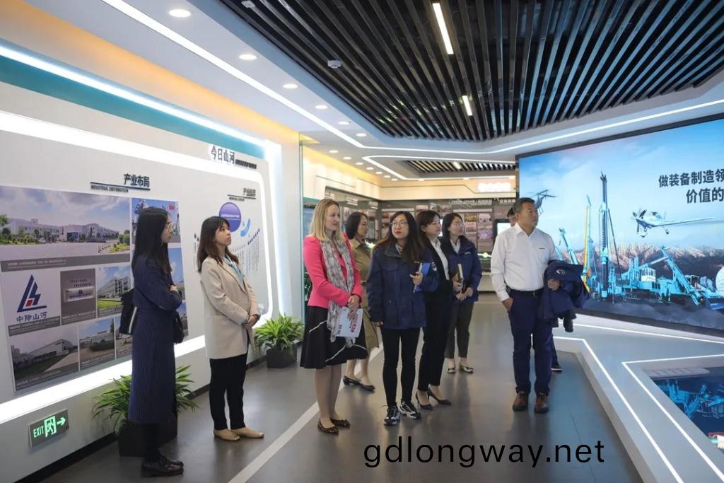 英國駐廣州總領事(shi)賀(he)頌雅攷詧山河智能