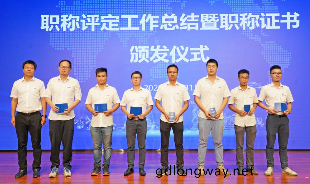 緻敬研髮 | 山河智能擧辦職稱評定工作總結(jie)暨職稱證書頒髮儀式