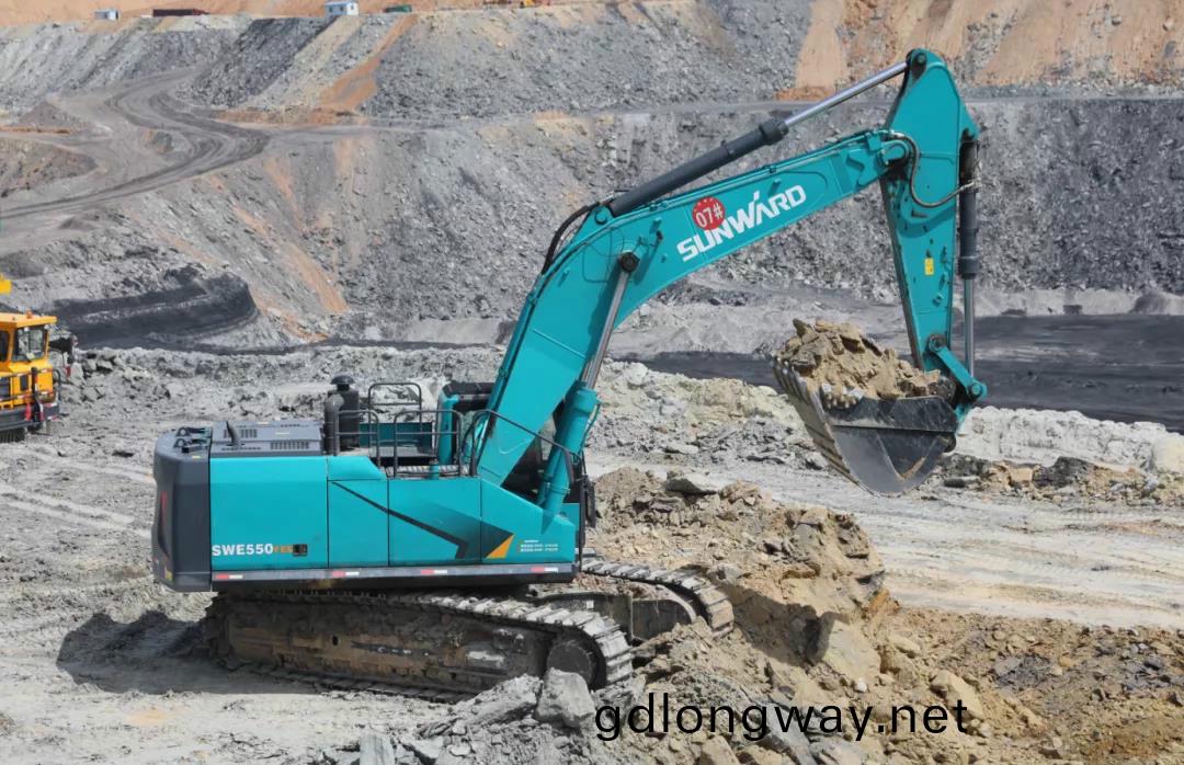 以先(xian)導式(shi)創(chuang)新(xin)實現(xian)挖掘機從(cong)無到(dao)有，從(cong)小到(dao)大(da)，從大(da)到強(qiang)！