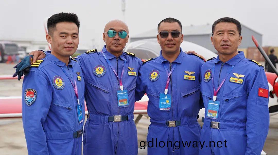 山河四機飛行編隊(dui)驚豔堯城（太原）國際(ji)通用(yong)航(hang)空飛行大會