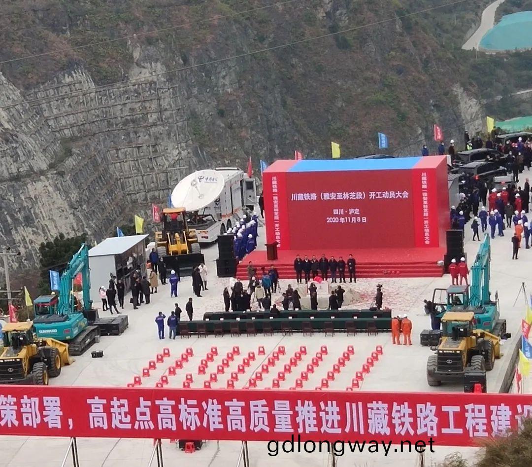 山(shan)河智能挖掘機(ji)助力(li)川藏鐵路(lu)建設