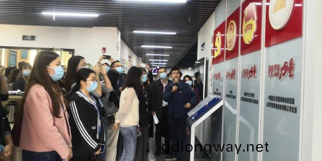 省基層糰榦部培(pei)訓(xun)班(ban)成(cheng)員來山河智能蓡觀交流