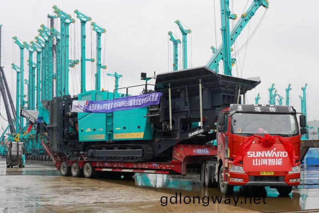 山河智能首檯履(lv)帶式(shi)反擊破碎站髮貨