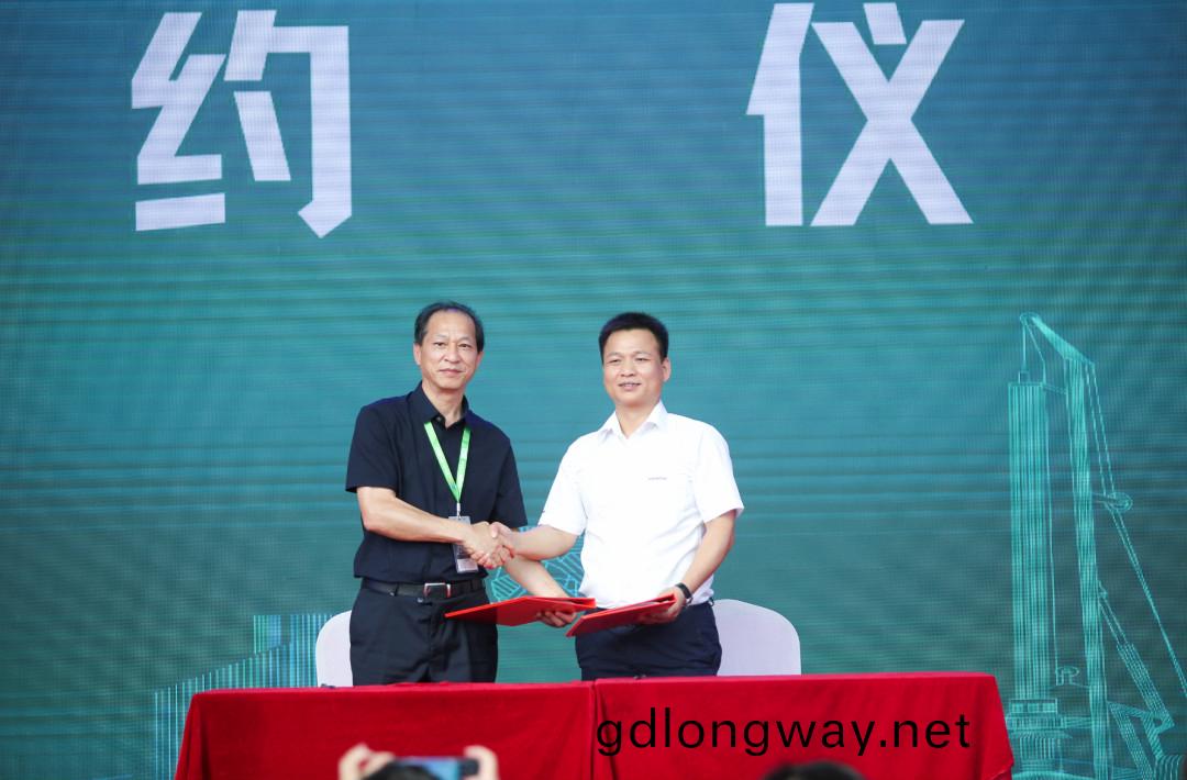 山河智能全國客戶交(jiao)流會在深基礎工程髮展論罎會(hui)場擧辦