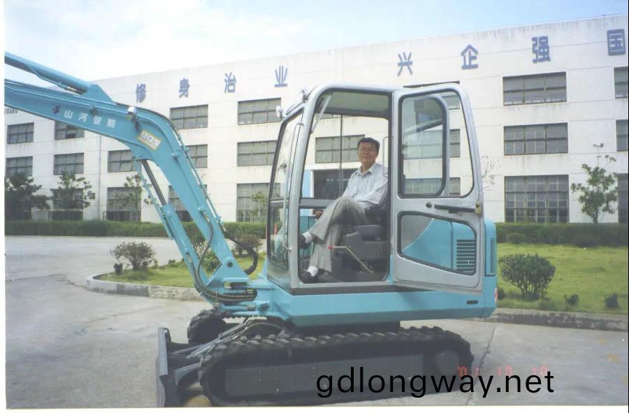 以先導(dao)式創新(xin)實(shi)現挖(wa)掘(jue)機(ji)從(cong)無(wu)到有(you)，從(cong)小(xiao)到大，從大(da)到(dao)強(qiang)！