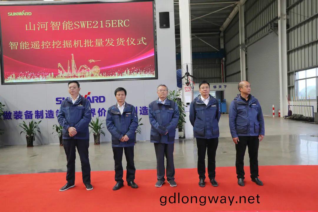 山(shan)河智能智(zhi)能遙控挖(wa)掘機全國批量首髮