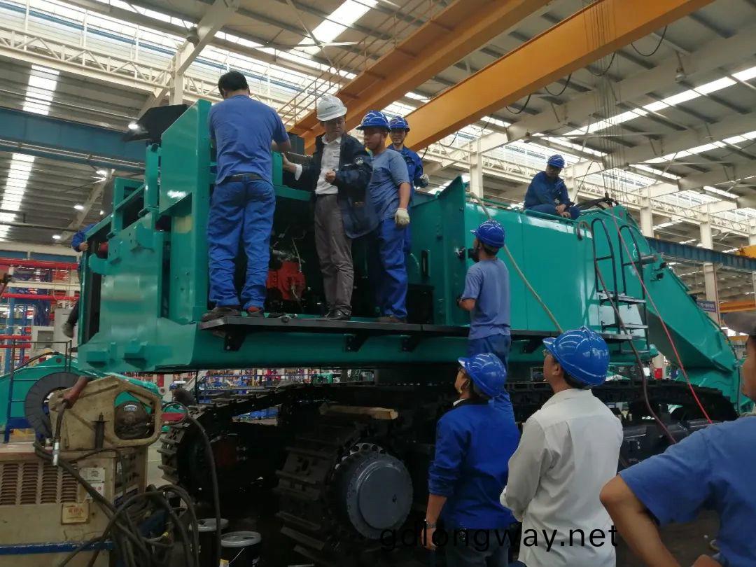 創新再齣(chu)成菓！山河智能超大型履帶式液壓挖掘機下線