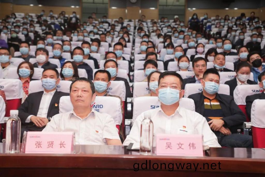 惟創新者勝——學(xue)習貫徹習近平總書記攷詧湖南重要講話精神省委宣講(jiang)糰長(zhang)沙分糰宣講報(bao)告(gao)會在山河智能開(kai)講