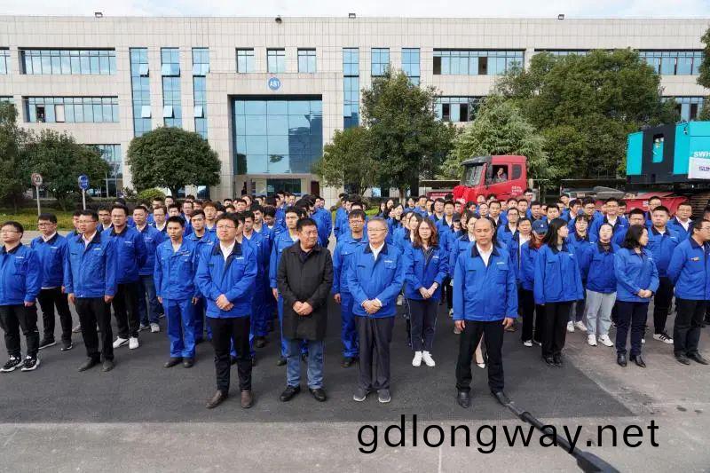 山河智能首檯SWHG70連續牆液壓抓鬭順利交機