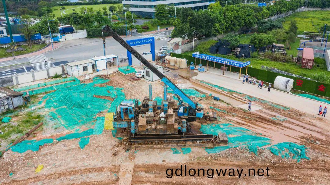 山河(he)智能液壓靜力壓樁機(ji)，鐫刻科技髮展的(de)時(shi)代(dai)烙印