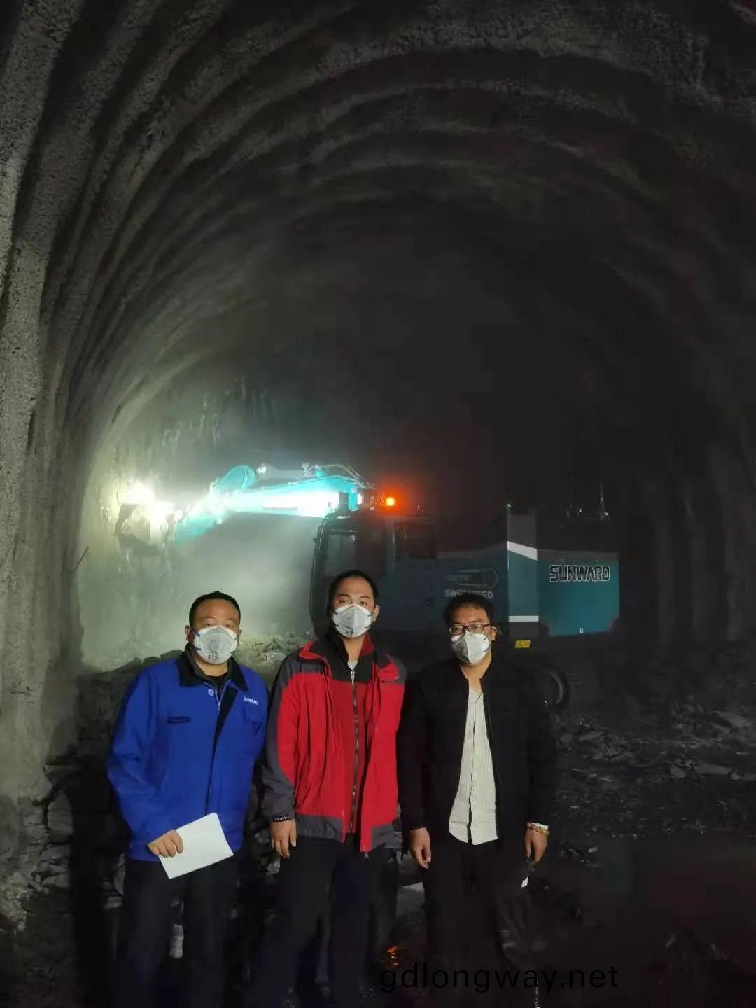 全(quan)國(guo)首(shou)檯純電動(dong)智能挖(wa)掘(jue)機(ji)挑戰青藏高(gao)原(yuan)