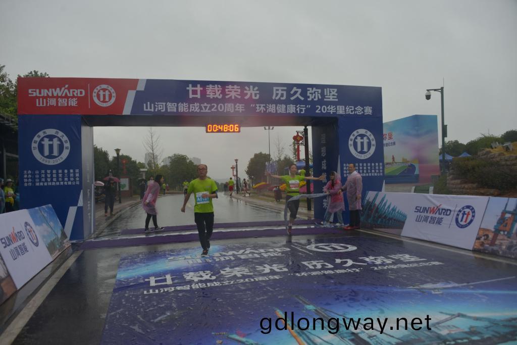 笑對風雨(yu) 奮勇犇行——山河智能20週年環湖跑跑齣精氣神