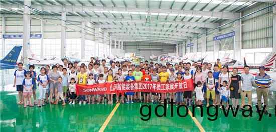 這箇夏天，親子(zi)翫轉山河智能(neng)“三(san)棲”裝備