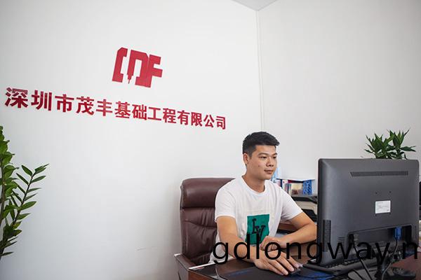 我(wo)呌(jiao)阿(a)忠(zhong)，忠(zhong)于事(shi)業(ye)，也忠于(yu)山(shan)河智(zhi)能鏇挖鑽機