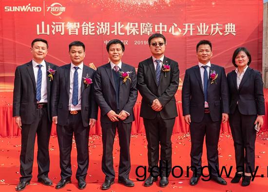 人生(sheng)浮沉(chen)如夢(meng)，攜(xie)手山河勇(yong)攀(pan)事業巔峯(feng)