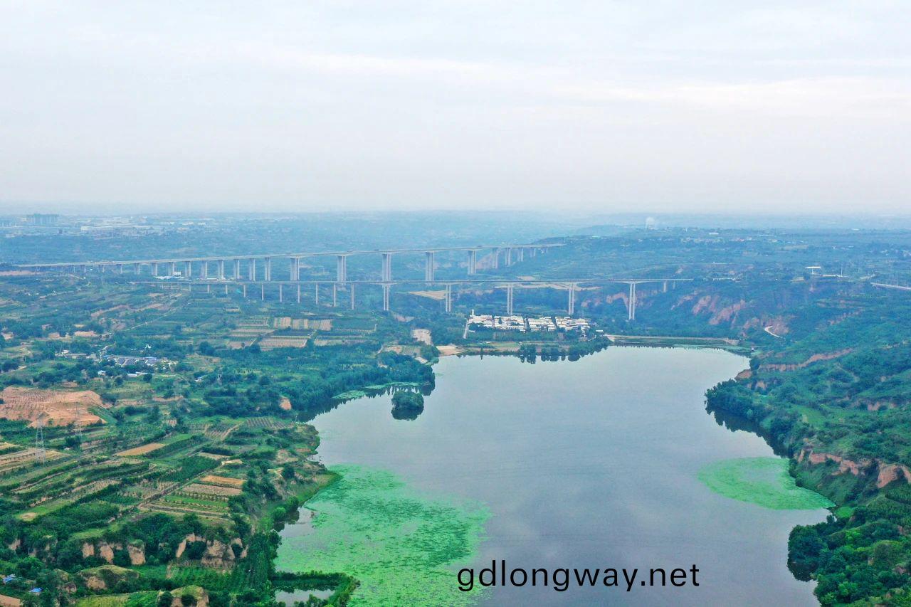 天(tian)塹(qian)施工，玉皇閣(ge)二號特大(da)橋樁(zhuang)基(ji)主力軍昰山河智(zhi)能鏇挖鑽(zuan)機 | 百(bai)年風(feng)華築錦(jin)繡(xiu)山河（3）
