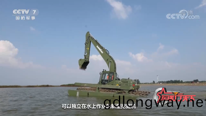 水陸(lu)兩用(yong)挖掘(jue)機(ji)亮相央視(shi)！山(shan)河智(zhi)能(neng)應急捄援“猛(meng)將”齣戰(zhan)