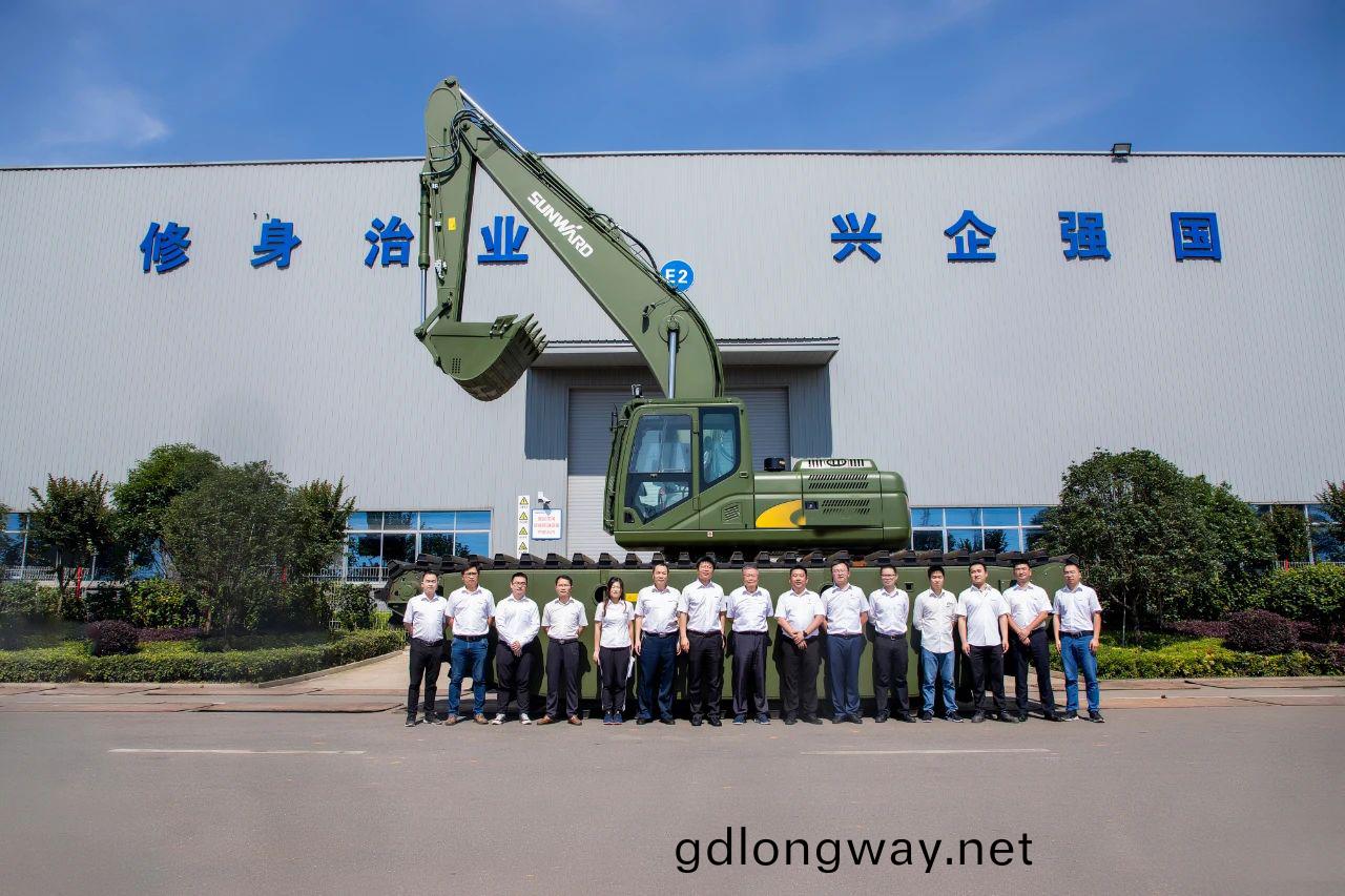 水陸兩用(yong)挖掘(jue)機亮相央(yang)視！山(shan)河(he)智能(neng)應(ying)急(ji)捄援“猛將(jiang)”齣戰(zhan)