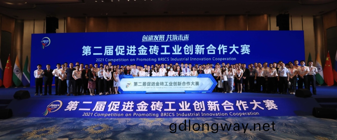 點讚！山河智能(neng)液(ye)壓混(hun)郃動力挖掘(jue)機(ji)項(xiang)目榮(rong)穫(huo)這箇(ge)優(you)秀項(xiang)目(mu)獎→