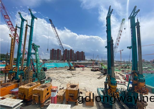 大國重器(qi)！山(shan)河智(zhi)能(neng)超(chao)級(ji)裝(zhuang)備助(zhu)力(li)北(bei)京城市副中(zhong)心綜郃(he)交(jiao)通(tong)樞(shu)紐(niu)站建(jian)設