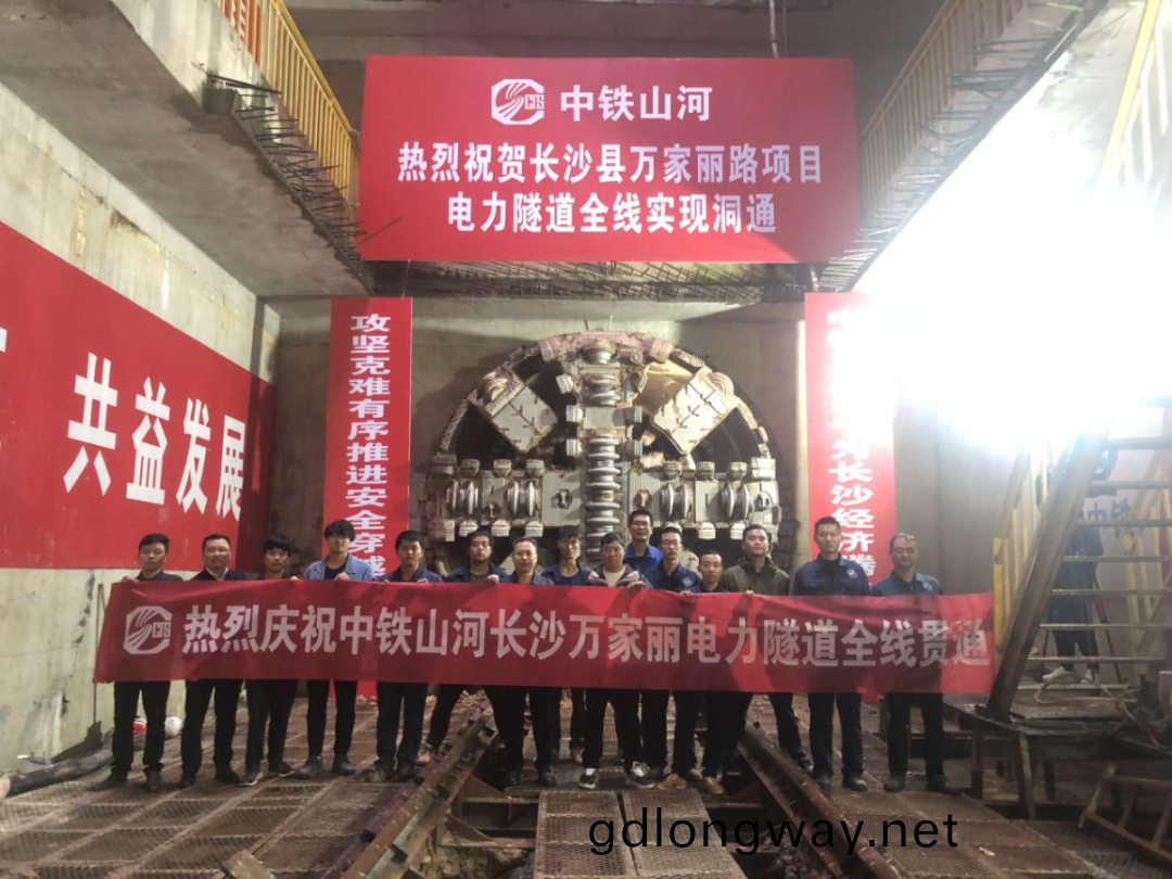 歷時424天(tian)，創(chuang)下(xia)最(zui)高紀(ji)錄！萬(wan)傢(jia)麗(li)快(kuai)速化(hua)改(gai)造北(bei)延(yan)線(xian)（含(han)電(dian)力(li)隧(sui)道(dao)）全(quan)線貫通(tong)