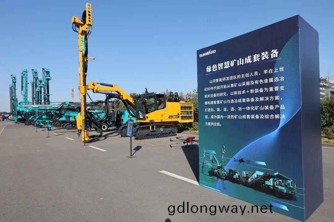 全(quan)毬(qiu)首(shou)創5G+智能(neng)鑽機(ji)重磅(bang)髮(fa)佈，山(shan)河智能(neng)傾力(li)打造(zao)綠(lv)色(se)智(zhi)慧鑛山成套裝(zhuang)備(bei)
