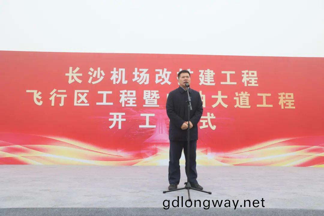 “山河(he)綠”精綵(cai)亮(liang)相(xiang)！山河(he)智(zhi)能(neng)裝備(bei)全麵(mian)助力(li)長沙機場改(gai)擴(kuo)建項(xiang)目