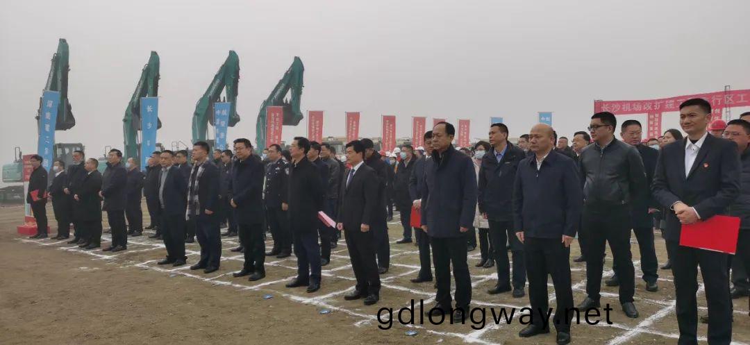 “山(shan)河綠”精(jing)綵亮(liang)相(xiang)！山河(he)智(zhi)能裝備全(quan)麵助(zhu)力(li)長沙機場改擴(kuo)建(jian)項目(mu)