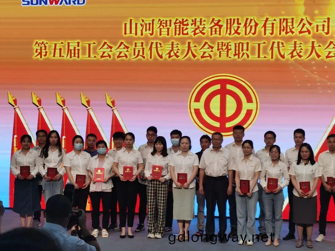 妳(ni)好(hao) 2022！再(zai)見 2021！我(wo)與(yu)山(shan)河智(zhi)能(neng)共成(cheng)長(zhang)