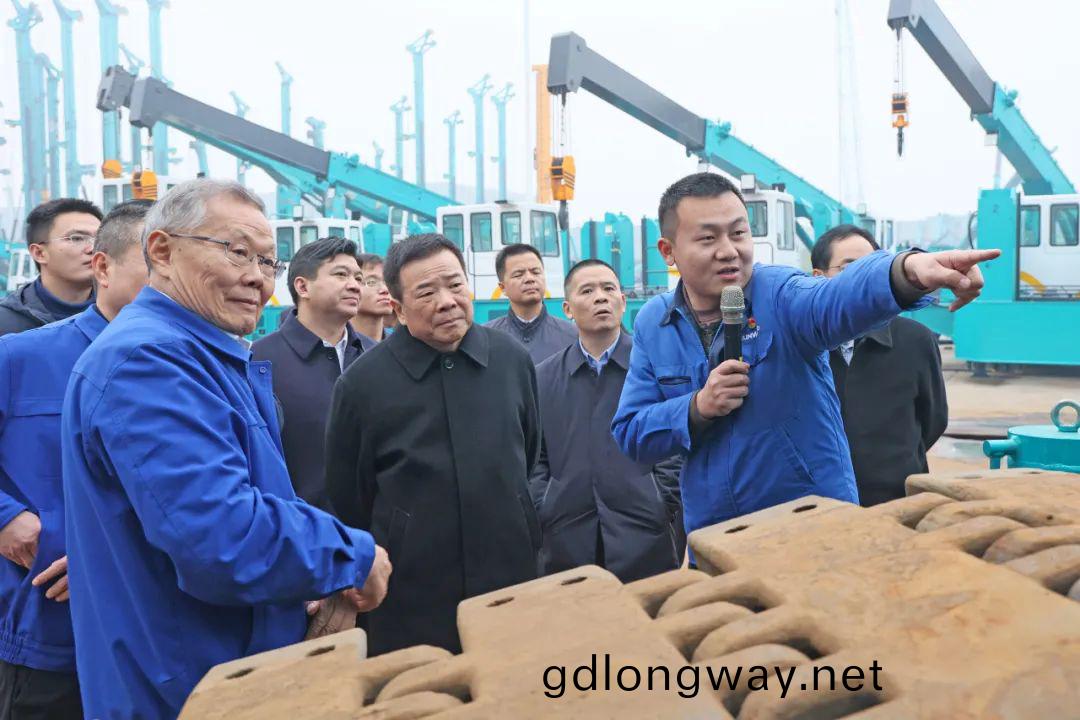 湖(hu)南省(sheng)副省(sheng)長(zhang)陳(chen)飛(fei)調(diao)研(yan)山河智能(neng)