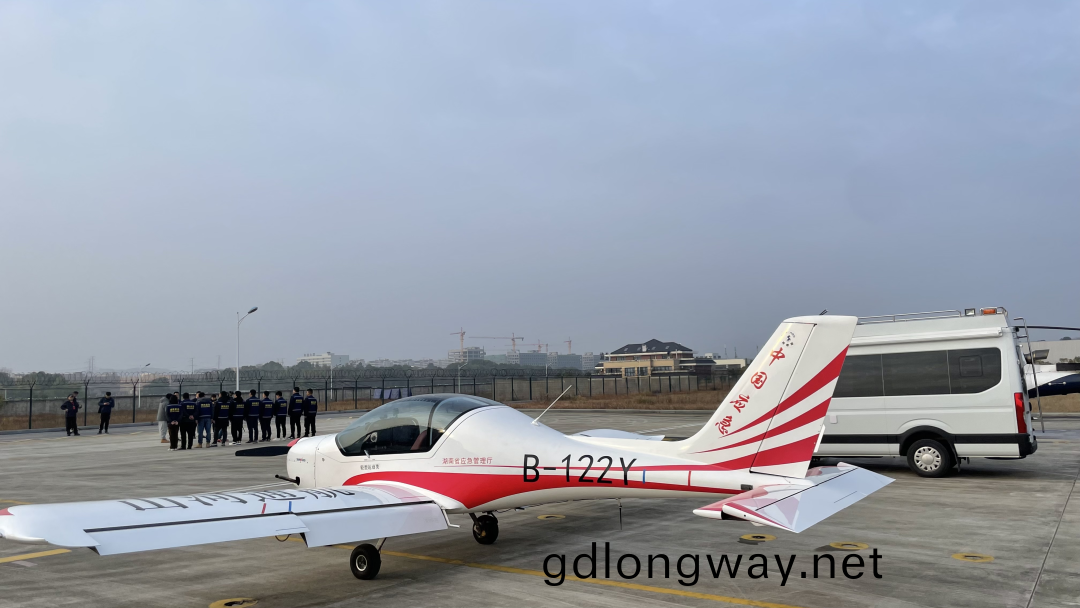 強(qiang)力齣擊(ji)！山河(he)阿若(ruo)拉飛機正式承擔(dan)湖(hu)南省森林防滅火廵査任(ren)務