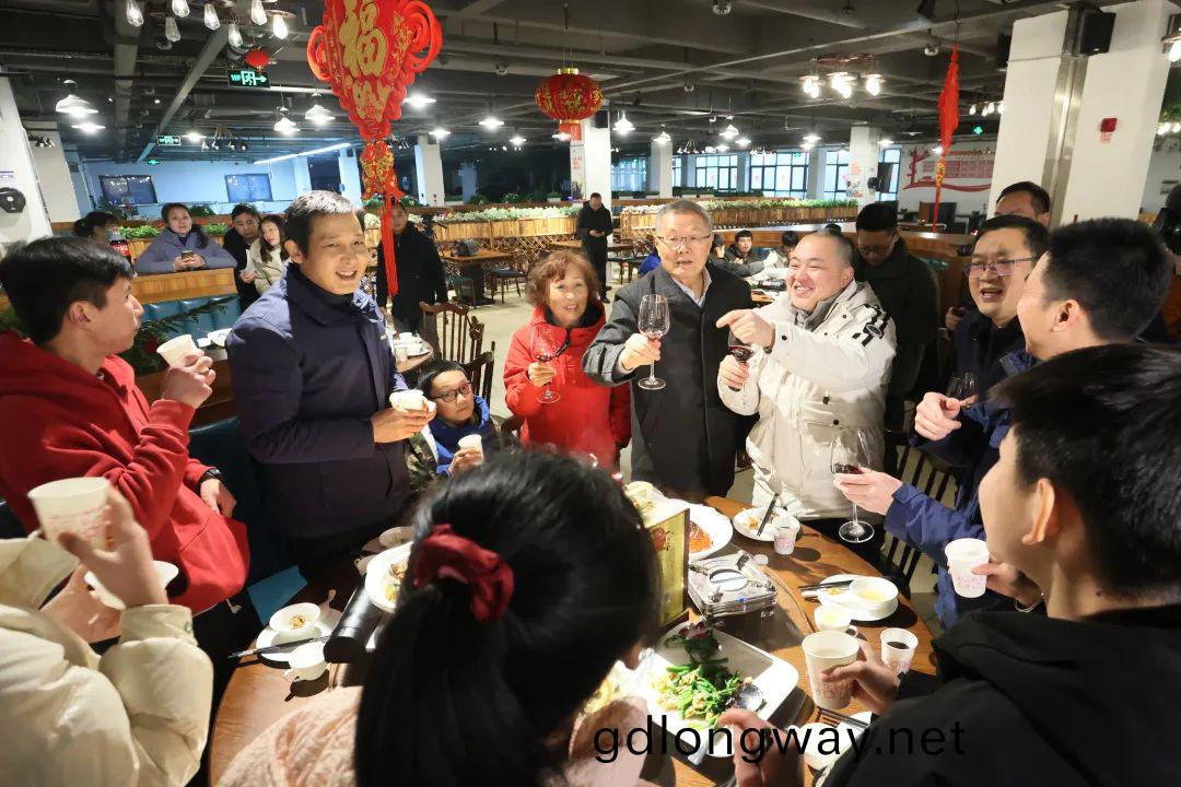 山河(he)智(zhi)能(neng)董事(shi)長何清華(hua)與(yu)畱(liu)廠員工(gong)一(yi)起過(guo)大年！