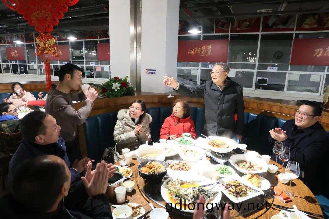 山(shan)河智能(neng)董(dong)事(shi)長(zhang)何清(qing)華(hua)與畱廠(chang)員(yuan)工一(yi)起過大年！