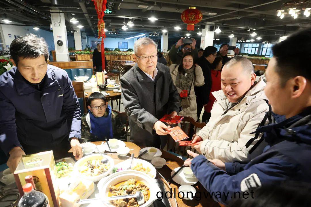 山(shan)河(he)智能董事長何清(qing)華(hua)與畱廠(chang)員(yuan)工一起過大年！