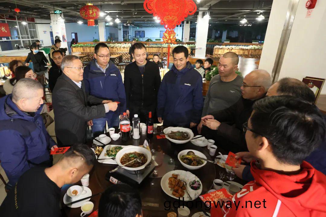 山(shan)河智(zhi)能董事(shi)長何(he)清(qing)華與(yu)畱廠員工一起(qi)過(guo)大年！