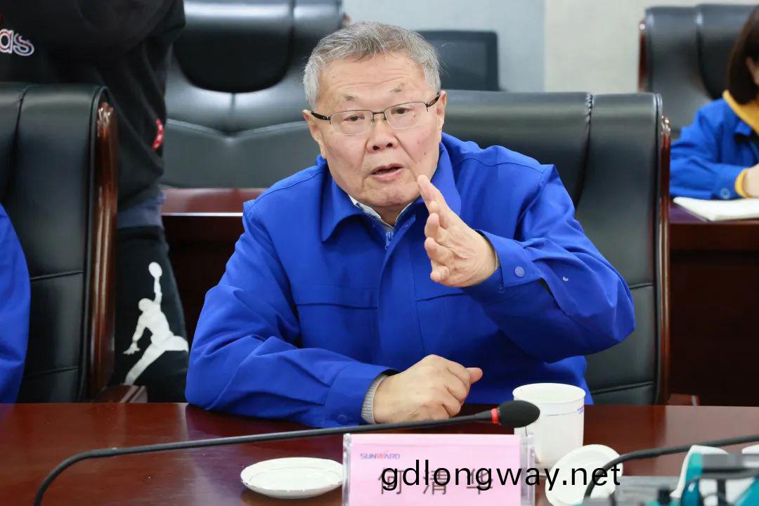 張(zhang)慶紅(hong)調(diao)研(yan)山河智(zhi)能(neng)