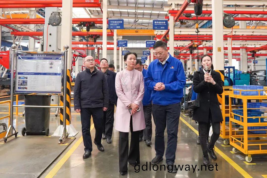 長沙(sha)市(shi)總工(gong)會(hui)、長(zhang)沙經(jing)開區總工(gong)會一(yi)行調研(yan)山(shan)河智(zhi)能