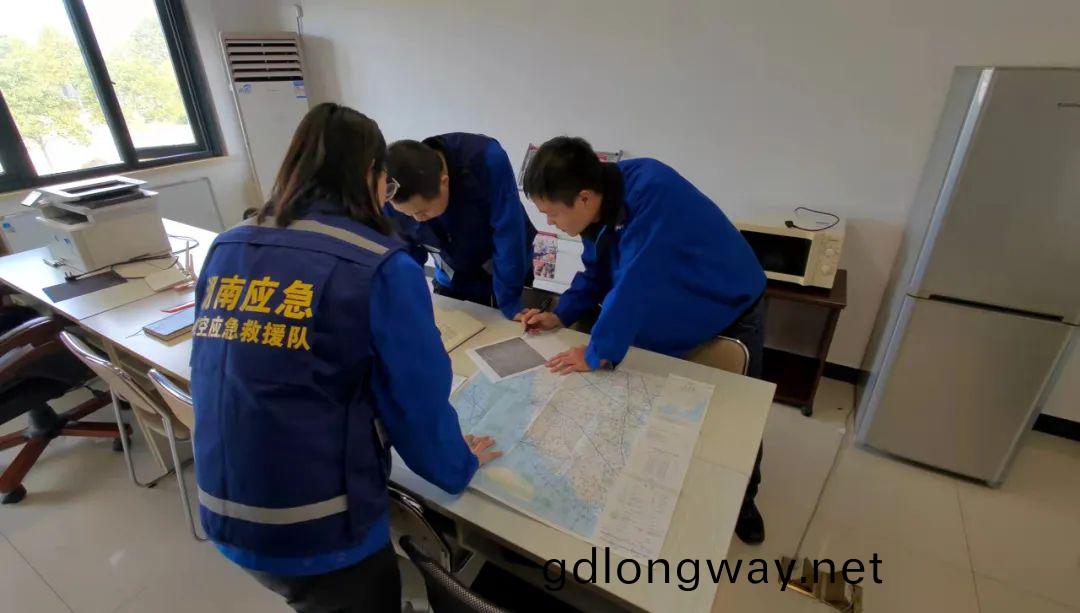 火(huo)情就(jiu)昰命令(ling)！湖(hu)南(nan)航(hang)空應急(ji)捄援(yuan)隊山(shan)河機(ji)組(zu)展現(xian)“山(shan)河速度(du)”